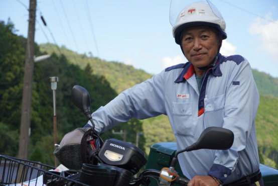 青バイクの郵便屋