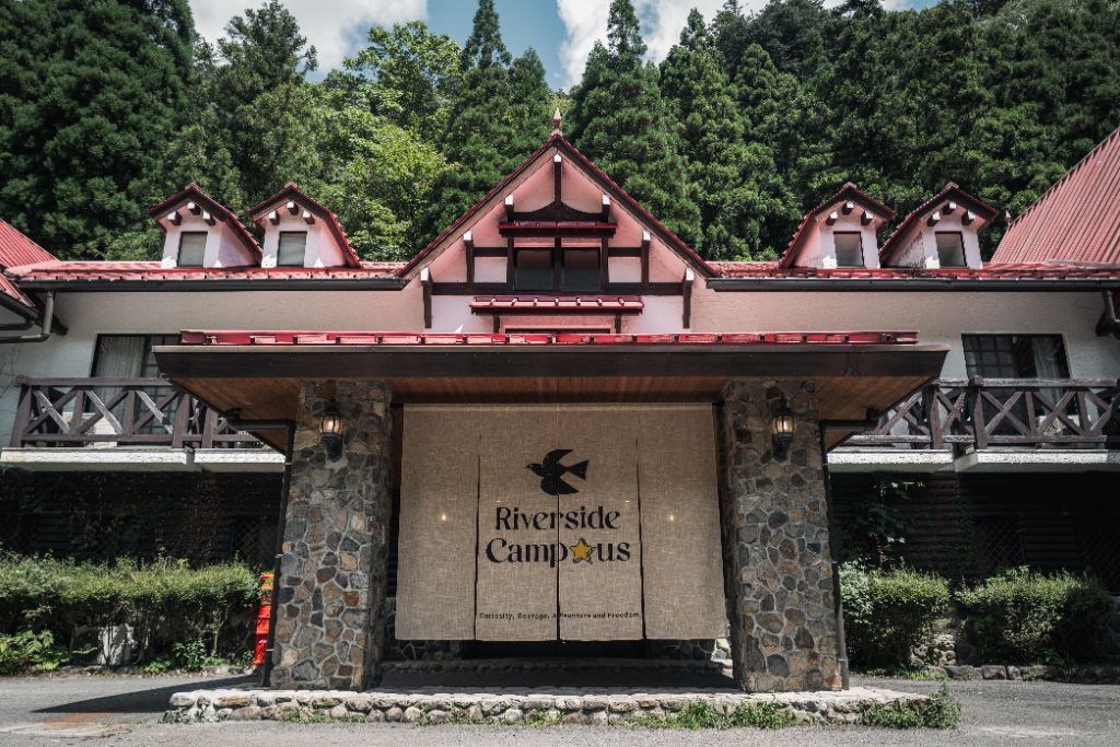 水際のCamp-Us エントランス