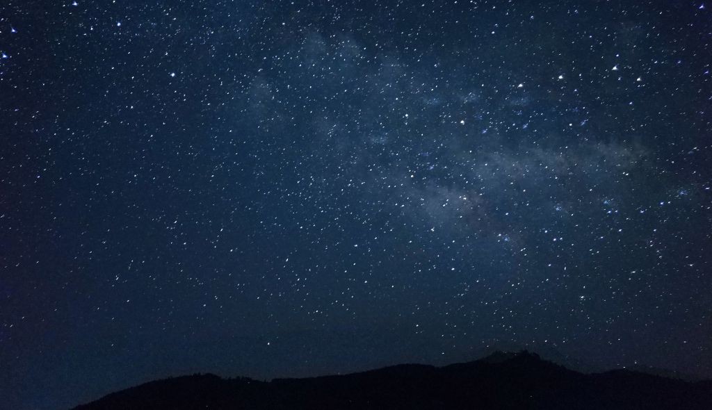 滑床の山の上に広がる天の川と星空